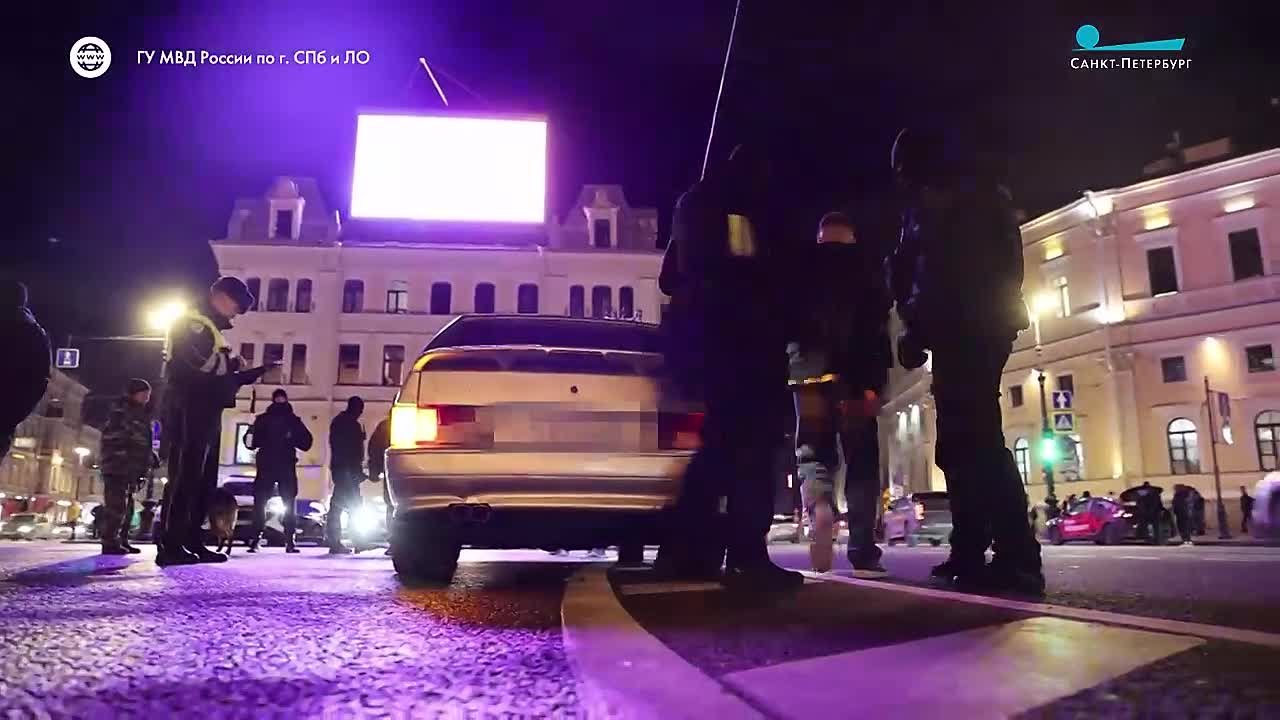 Более 250 автомобилей и свыше 300 граждан проверили в центре Петербурга в ходе совместного рейда полиции и ФСО России
