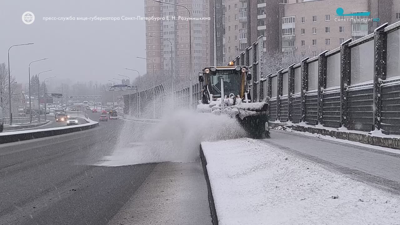 В Санкт-Петербурге коммунальные службы перешли на усиленный режим работы в связи с началом снегопада