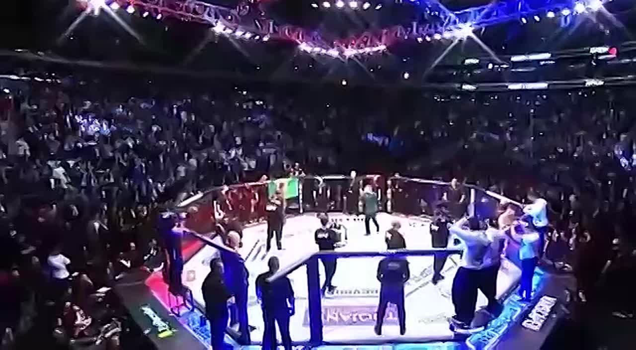 В Питере пытаются закрыть "Наш ответ UFC", где вместо треш-тока — стихи, а вместо октагона — "надувной ринг"