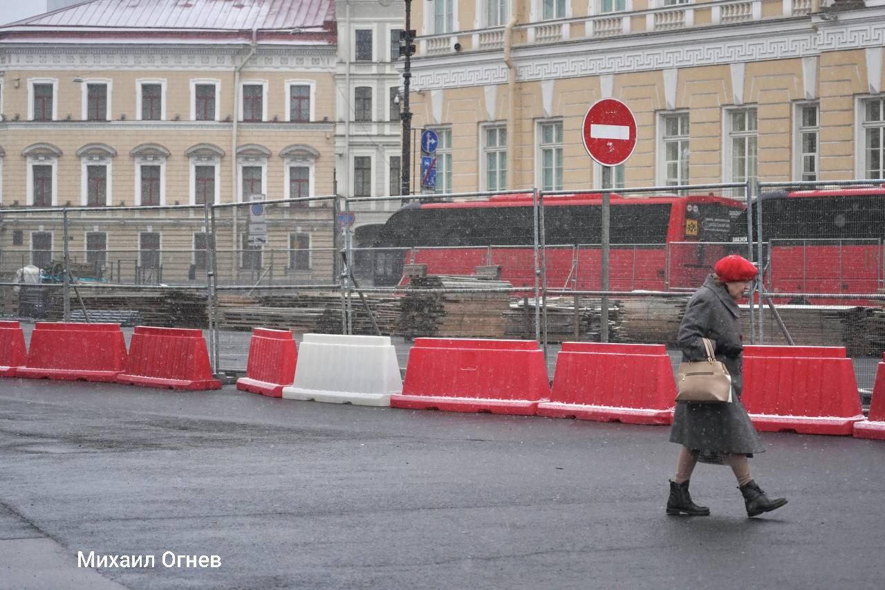 На Дворцовой площади приступили к возведению восьмиметровой горки на новогодние праздники На Дворцовой площади приступили к возведению восьмиметровой горки на новогодние праздники