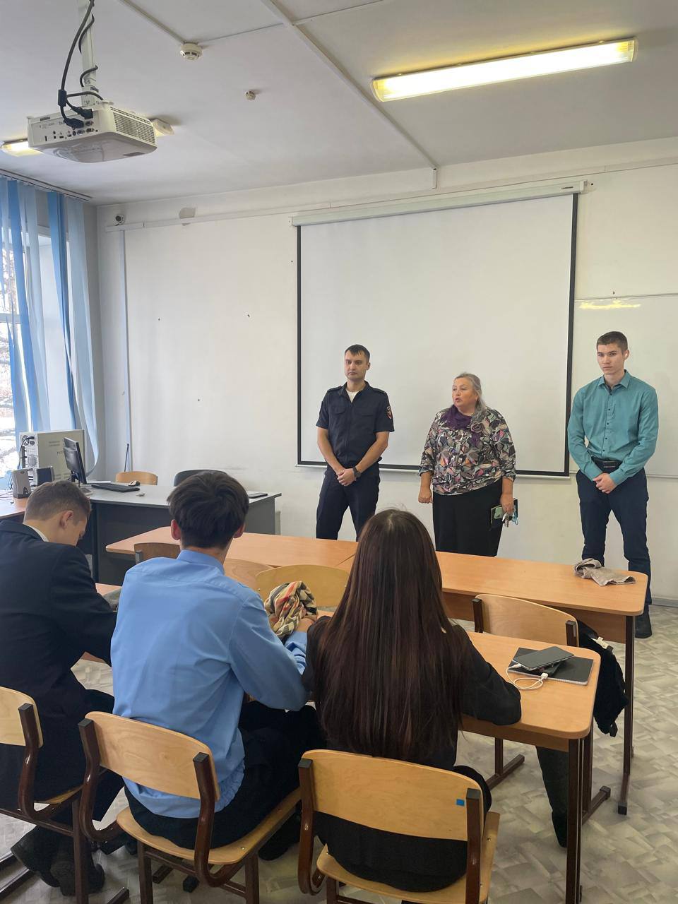 Транспортные полицейские Хабаровска и члены «Кибердружины» поговорили о безопасности в сети Транспортные полицейские Хабаровска и члены «Кибердружины» поговорили о безопасности в сети