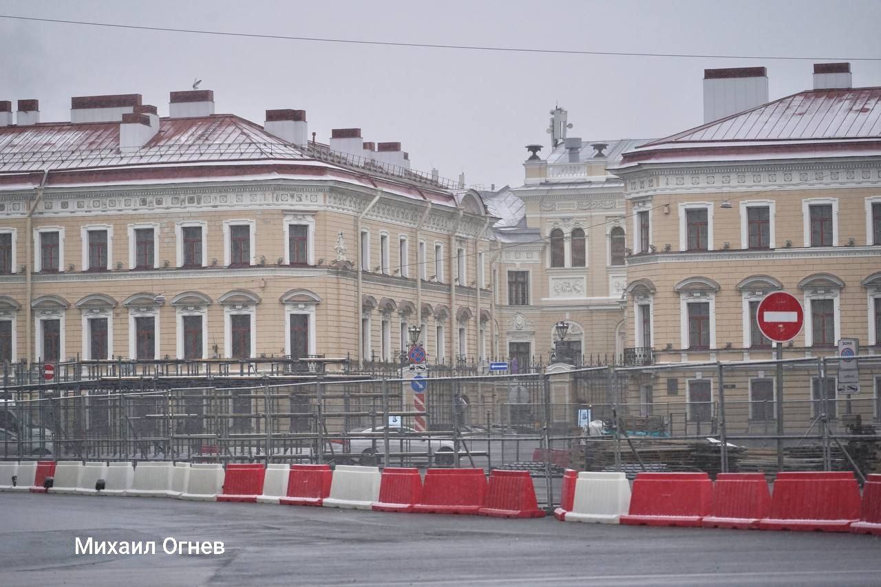 На Дворцовой площади приступили к возведению восьмиметровой горки на новогодние праздники На Дворцовой площади приступили к возведению восьмиметровой горки на новогодние праздники