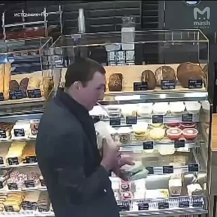 Два голодных сладкоежки обокрали питерскую булочную на Ленина — парни так увлеклись ароматом выпечки, что не сдержались и стащили её прямо с витрины