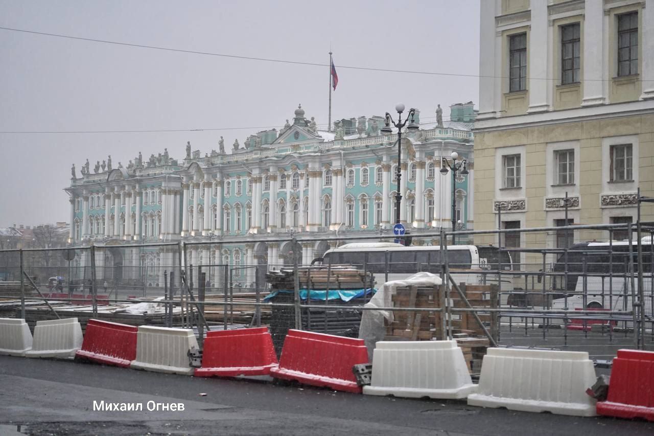 На Дворцовой площади приступили к возведению восьмиметровой горки на новогодние праздники
