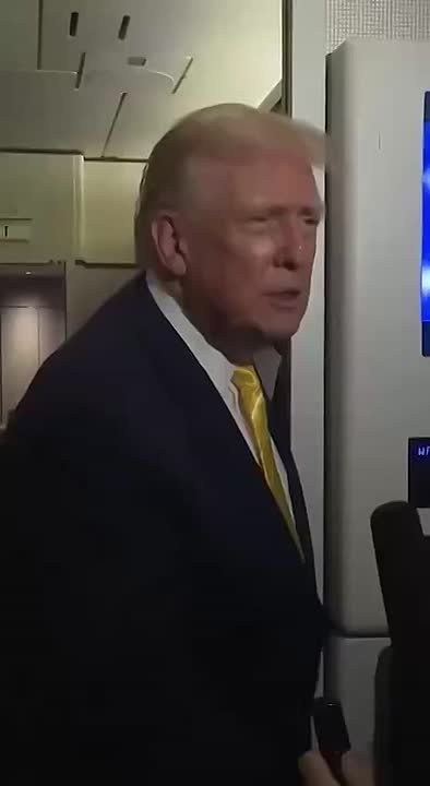 «Тихо-тихо, свинка», — президент США Дональд Трамп попытался буквально «заткнуть» журналистку, спросившую, почему он не хочет публиковать оставшиеся документы по делу финансиста Эпштейна