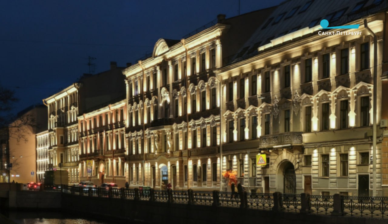 На набережной Адмиралтейского канала завершены работы по архитектурно-художественному световому оформлению фасадов пяти зданий, расположенных ближе к площади Труда