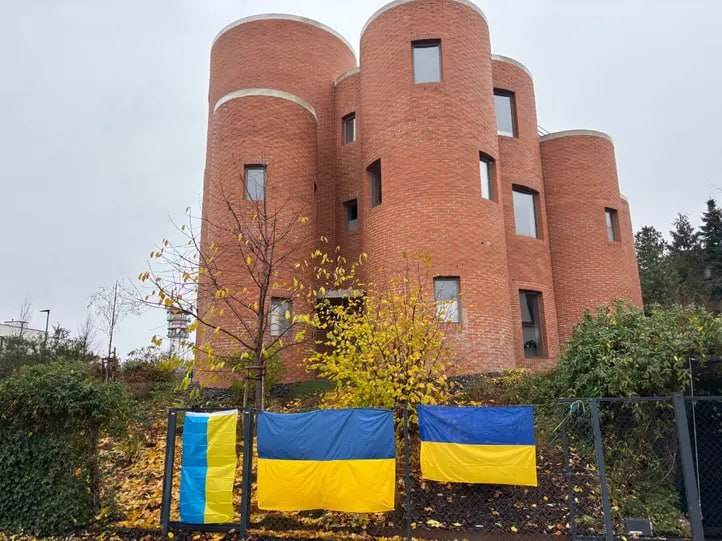 Заукраинцы устроили провокацию у дома чешского спикера, снявшего с парламента желто-синий флаг