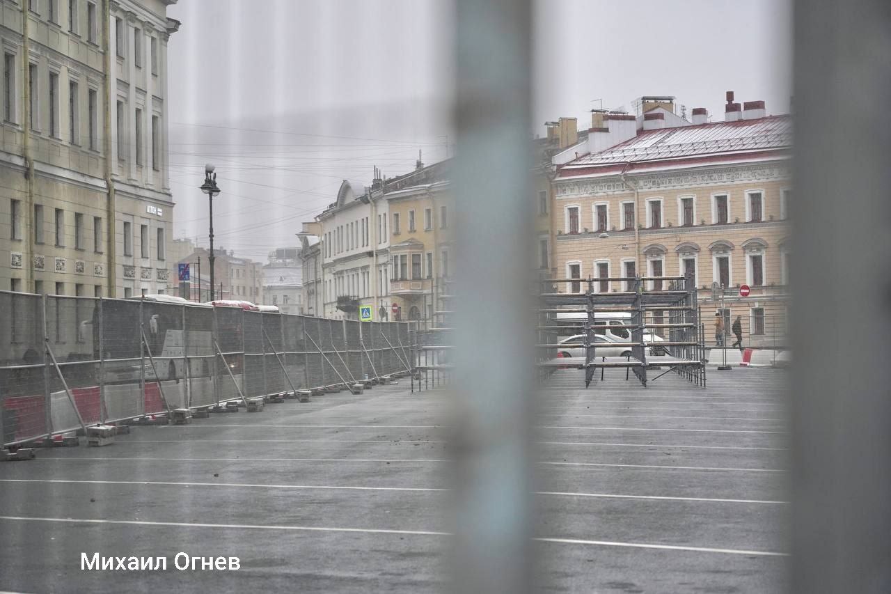 На Дворцовой площади приступили к возведению восьмиметровой горки на новогодние праздники На Дворцовой площади приступили к возведению восьмиметровой горки на новогодние праздники