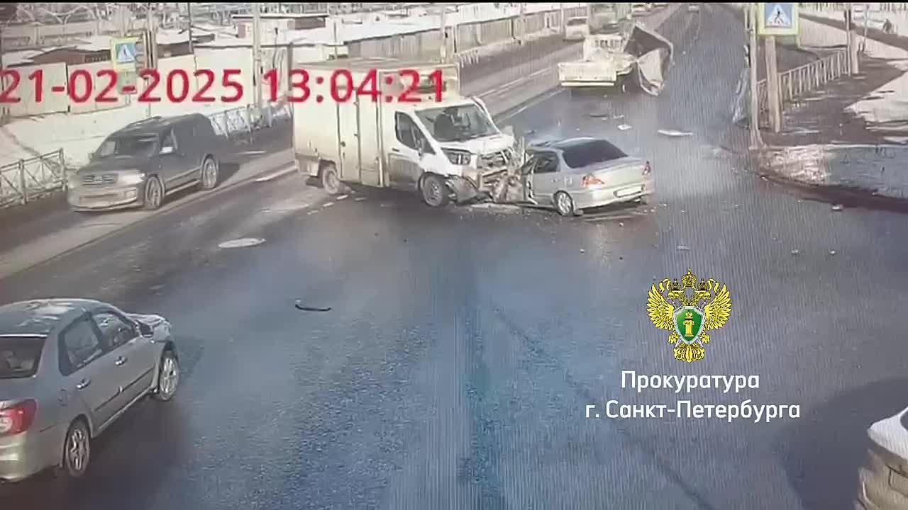 Выезд на встречную полосу стал причиной ДТП с тяжкими последствиями