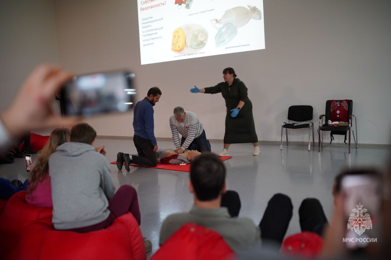 В год 35-летия МЧС России и в рамках всероссийской акции ведомства "35 добрых дел" особенно важно успевать делать добрые дела В год 35-летия МЧС России и в рамках всероссийской акции ведомства "35 добрых дел" особенно важно успевать делать добрые дела