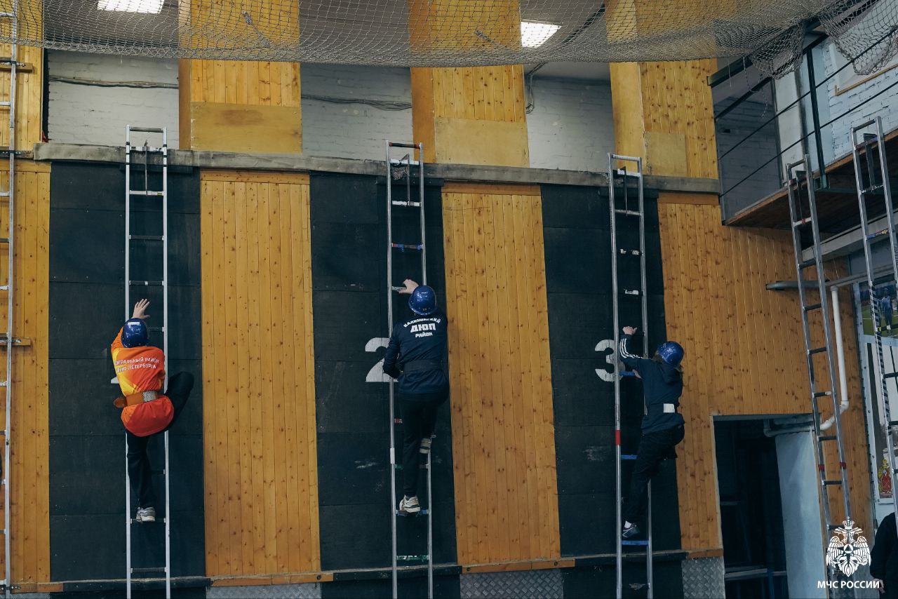 В Петербурге определили сильнейшую команду среди дружин юных пожарных В Петербурге определили сильнейшую команду среди дружин юных пожарных