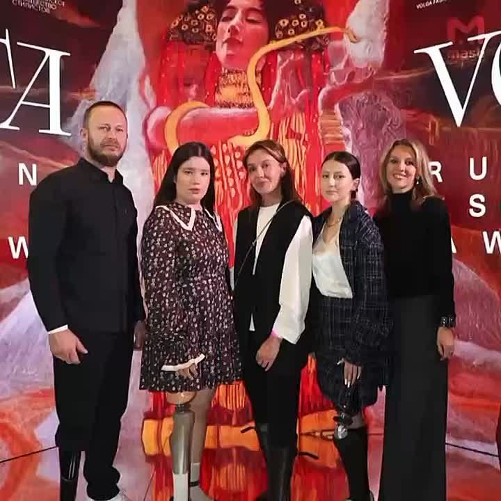 Юная петербурженка с ампутированной ногой впервые вышла на подиум — мы уже рассказывали про Карину, которой из-за онкологии пришлось лишиться конечности