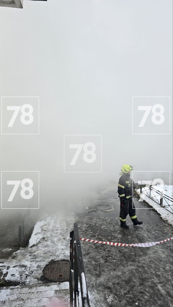 Мощный прорыв на Бассейной — кипяток заливает всю улицу Мощный прорыв на Бассейной — кипяток заливает всю улицу