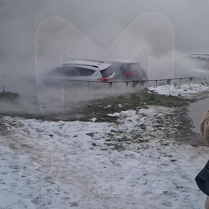 Тачки тонут в кипятке на Бассейной — сегодня утро на улице началось с очередного прорыва трубы, рассказали наши подписчики и прислали горячие кадры с густым паром
