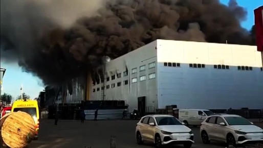 Прилетело, куда надо. Жителям Львова с хроническими заболеваниями советуют закрывать окна и не выходить на улицу без маски из-за сильного задымления после ночной атаки на логистический хаб