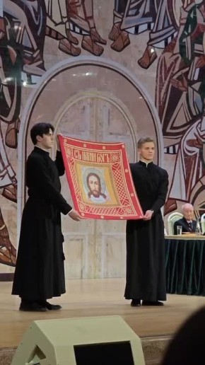 «В 1917 году фронт рухнул, потому что потерял связь с тылом. Велась огромная подрывная работа, чтобы разобщить фронт и тыл. Чтобы те, кто в тылу, презирали человека на фронте, а тот, кто на фронте, не понимал, кого и зачем...