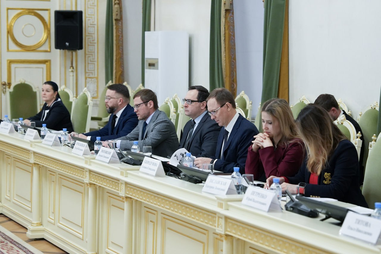 Парламентарии Петербурга, Херсонской, Луганской и Брянской областей делились опытом по сбережению здоровья населения Парламентарии Петербурга, Херсонской, Луганской и Брянской областей делились опытом по сбережению здоровья населения