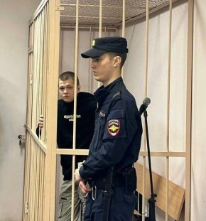 На фото — курьер мошенников, осужденный Октябрьским районным судом Петербурга