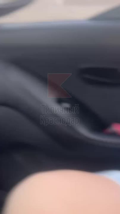 А что это тут у нас? Наверное, никак не может насмотреться на местные красоты