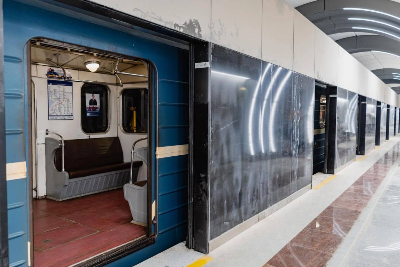 По новой линии петербургского метро (коричневой, шестой) прошел первый состав — ветеран подземки серии «Ем», которую убирают из метрополитена По новой линии петербургского метро (коричневой, шестой) прошел первый состав — ветеран подземки серии «Ем», которую убирают из метрополитена