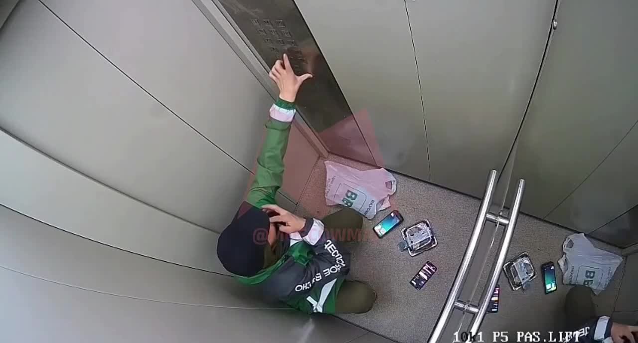 Ничего особенного — просто курьер поковырялся в носу и вытер руки о торт заказчика