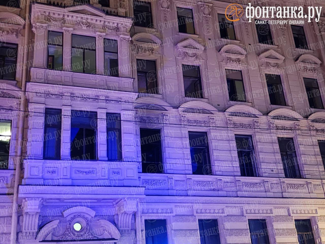 Женщина пострадала в пожаре на Колокольной улице, 5. В доме-памятнике загорелась коммунальная квартира Женщина пострадала в пожаре на Колокольной улице, 5. В доме-памятнике загорелась коммунальная квартира