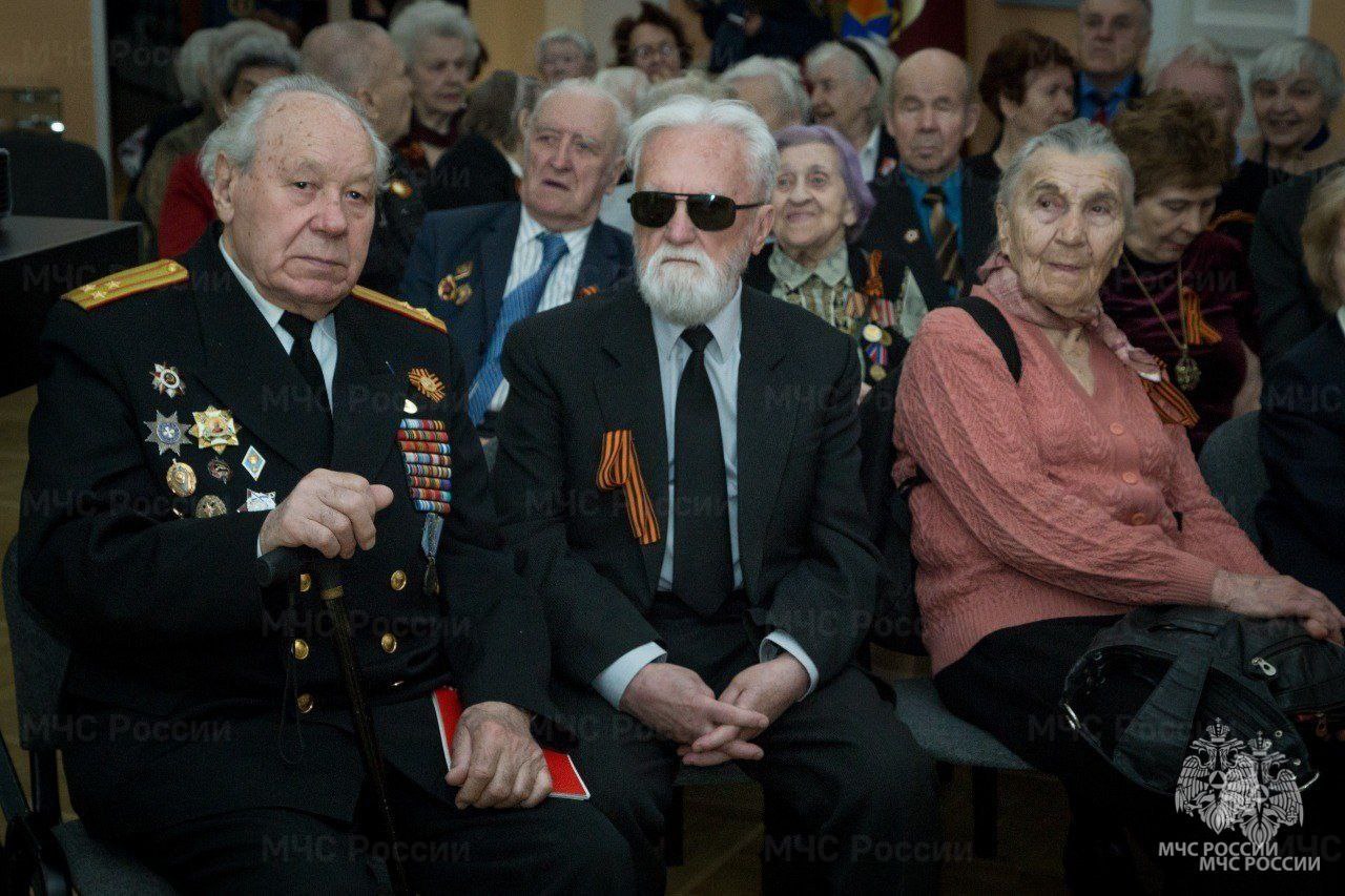 Вековой юбилей отмечает сегодня председатель Объединенного совета ветеранов пожарных и спасателей Санкт-Петербурга Владимир Иванович Мезенков Вековой юбилей отмечает сегодня председатель Объединенного совета ветеранов пожарных и спасателей Санкт-Петербурга Владимир Иванович Мезенков