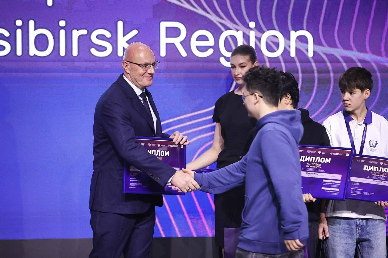 Дмитрий Чернышенко и Сергей Кравцов наградили победителей Всероссийской олимпиады по искусственному интеллекту Дмитрий Чернышенко и Сергей Кравцов наградили победителей Всероссийской олимпиады по искусственному интеллекту