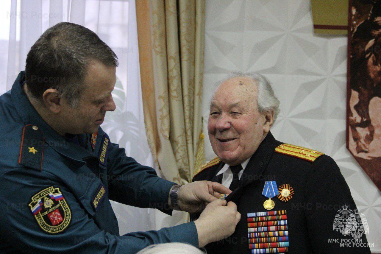 Вековой юбилей отмечает сегодня председатель Объединенного совета ветеранов пожарных и спасателей Санкт-Петербурга Владимир Иванович Мезенков Вековой юбилей отмечает сегодня председатель Объединенного совета ветеранов пожарных и спасателей Санкт-Петербурга Владимир Иванович Мезенков