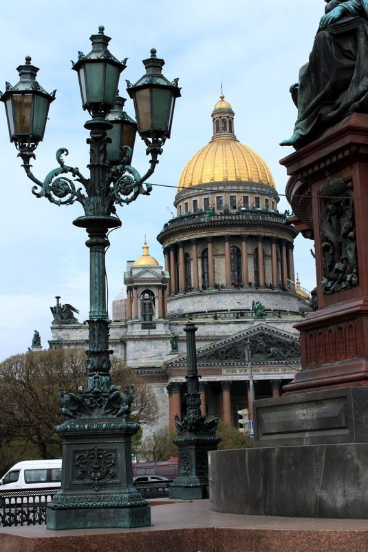 Одним из символов Санкт-Петербурга безусловно является Исакиевский собор Одним из символов Санкт-Петербурга безусловно является Исакиевский собор