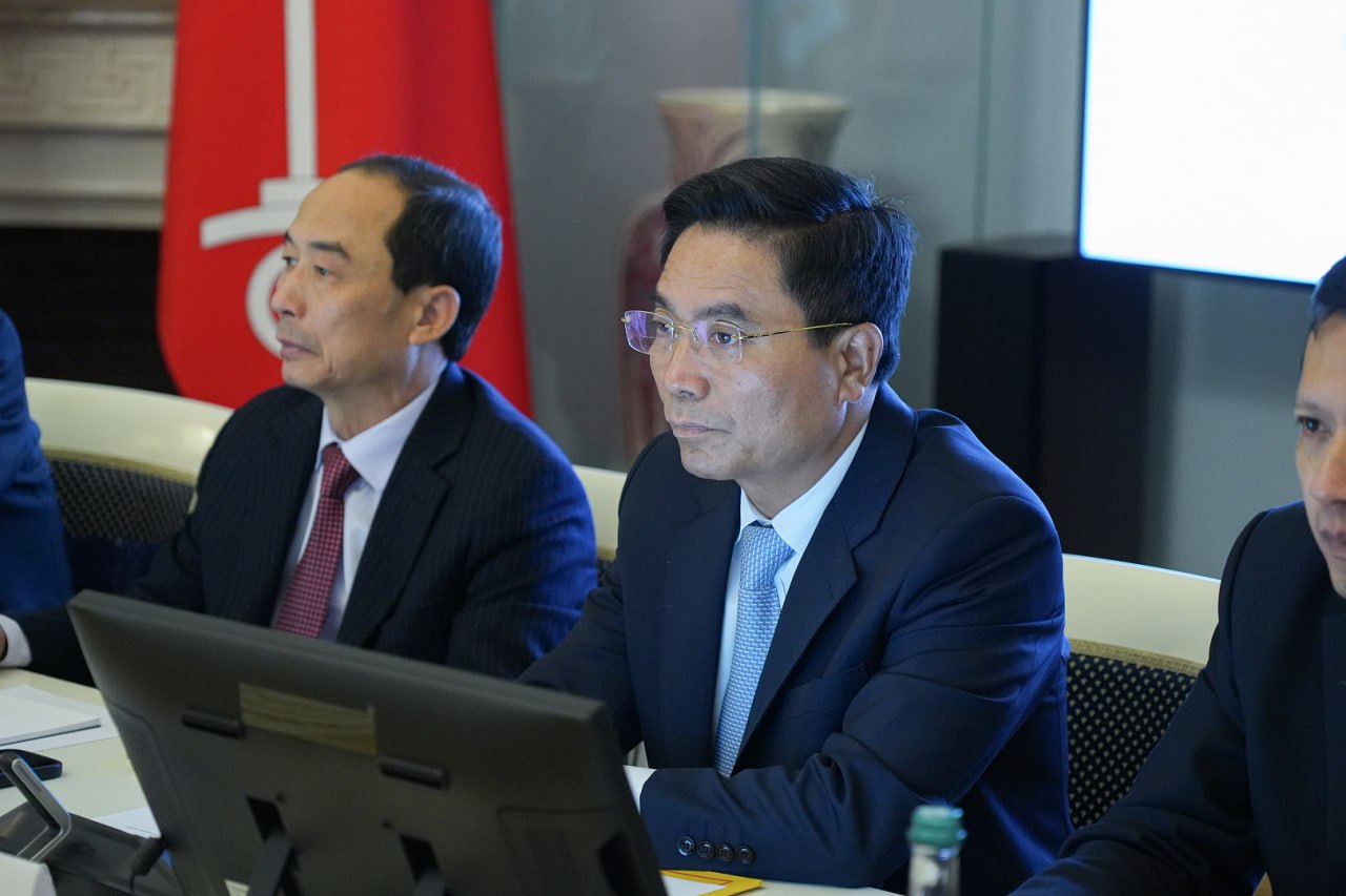 В Мариинском дворце вице-спикер Законодательного Собрания Николай Бондаренко и депутат Ирина Иванова встретились с делегацией вьетнамской провинции Тханьхоа во главе с секретарём партийного комитета, членом ЦК Компартии... В Мариинском дворце вице-спикер Законодательного Собрания Николай Бондаренко и депутат Ирина Иванова встретились с делегацией вьетнамской провинции Тханьхоа во главе с секретарём партийного комитета, членом ЦК Компартии...