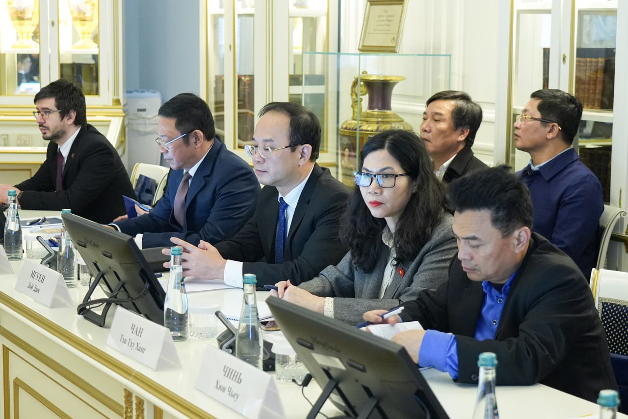 В Мариинском дворце вице-спикер Законодательного Собрания Николай Бондаренко и депутат Ирина Иванова встретились с делегацией вьетнамской провинции Тханьхоа во главе с секретарём партийного комитета, членом ЦК Компартии... В Мариинском дворце вице-спикер Законодательного Собрания Николай Бондаренко и депутат Ирина Иванова встретились с делегацией вьетнамской провинции Тханьхоа во главе с секретарём партийного комитета, членом ЦК Компартии...