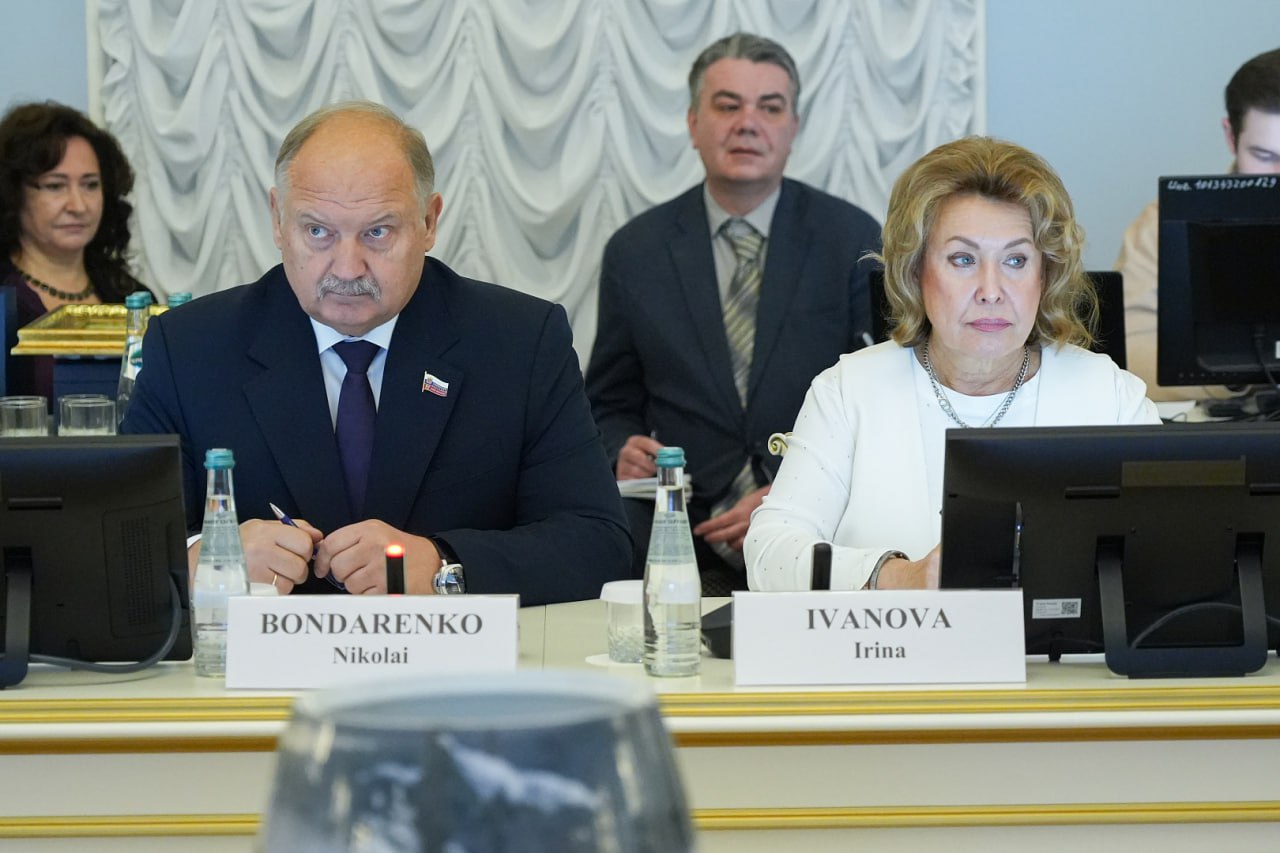 В Мариинском дворце вице-спикер Законодательного Собрания Николай Бондаренко и депутат Ирина Иванова встретились с делегацией вьетнамской провинции Тханьхоа во главе с секретарём партийного комитета, членом ЦК Компартии... В Мариинском дворце вице-спикер Законодательного Собрания Николай Бондаренко и депутат Ирина Иванова встретились с делегацией вьетнамской провинции Тханьхоа во главе с секретарём партийного комитета, членом ЦК Компартии...