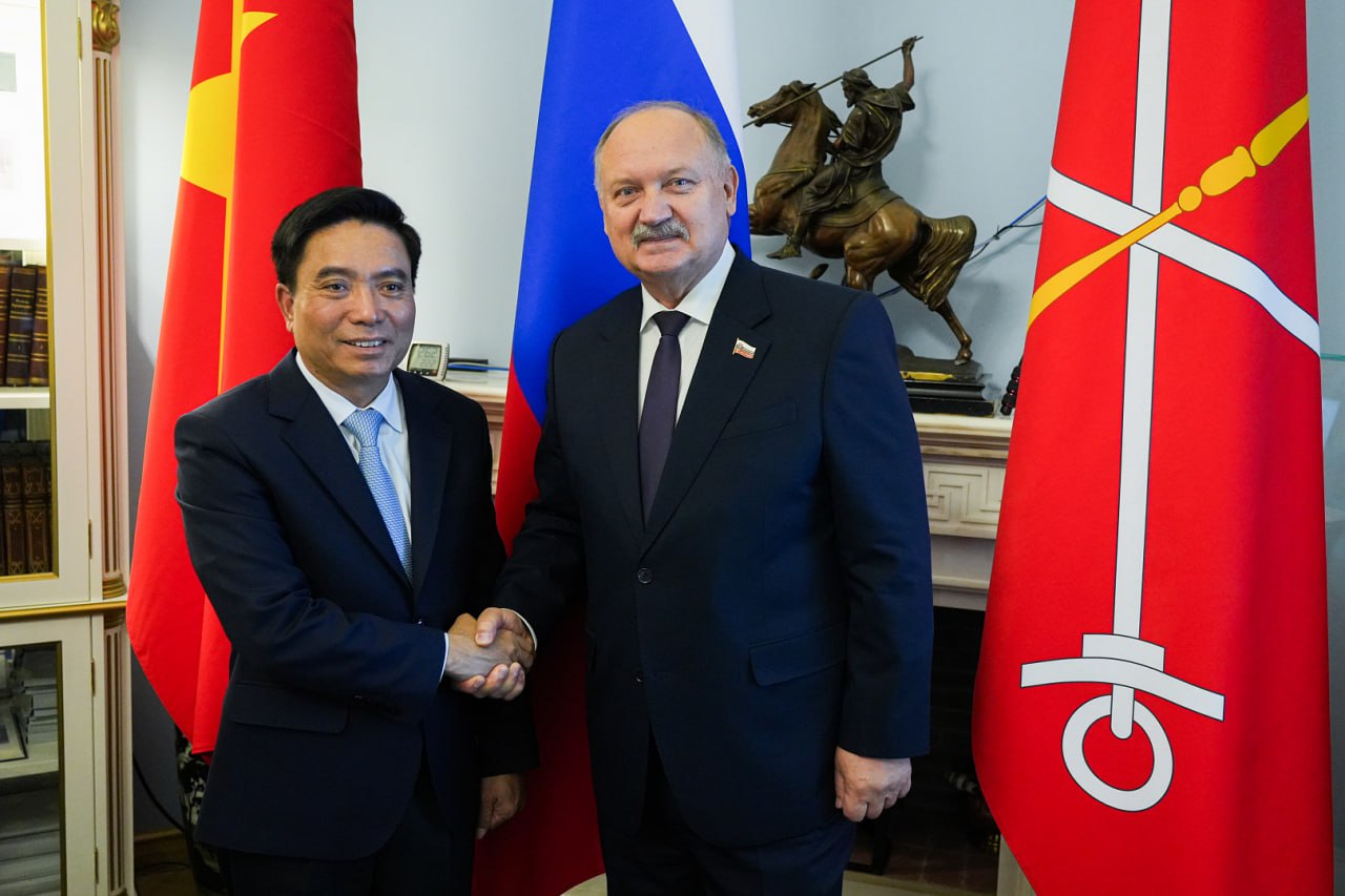 В Мариинском дворце вице-спикер Законодательного Собрания Николай Бондаренко и депутат Ирина Иванова встретились с делегацией вьетнамской провинции Тханьхоа во главе с секретарём партийного комитета, членом ЦК Компартии...