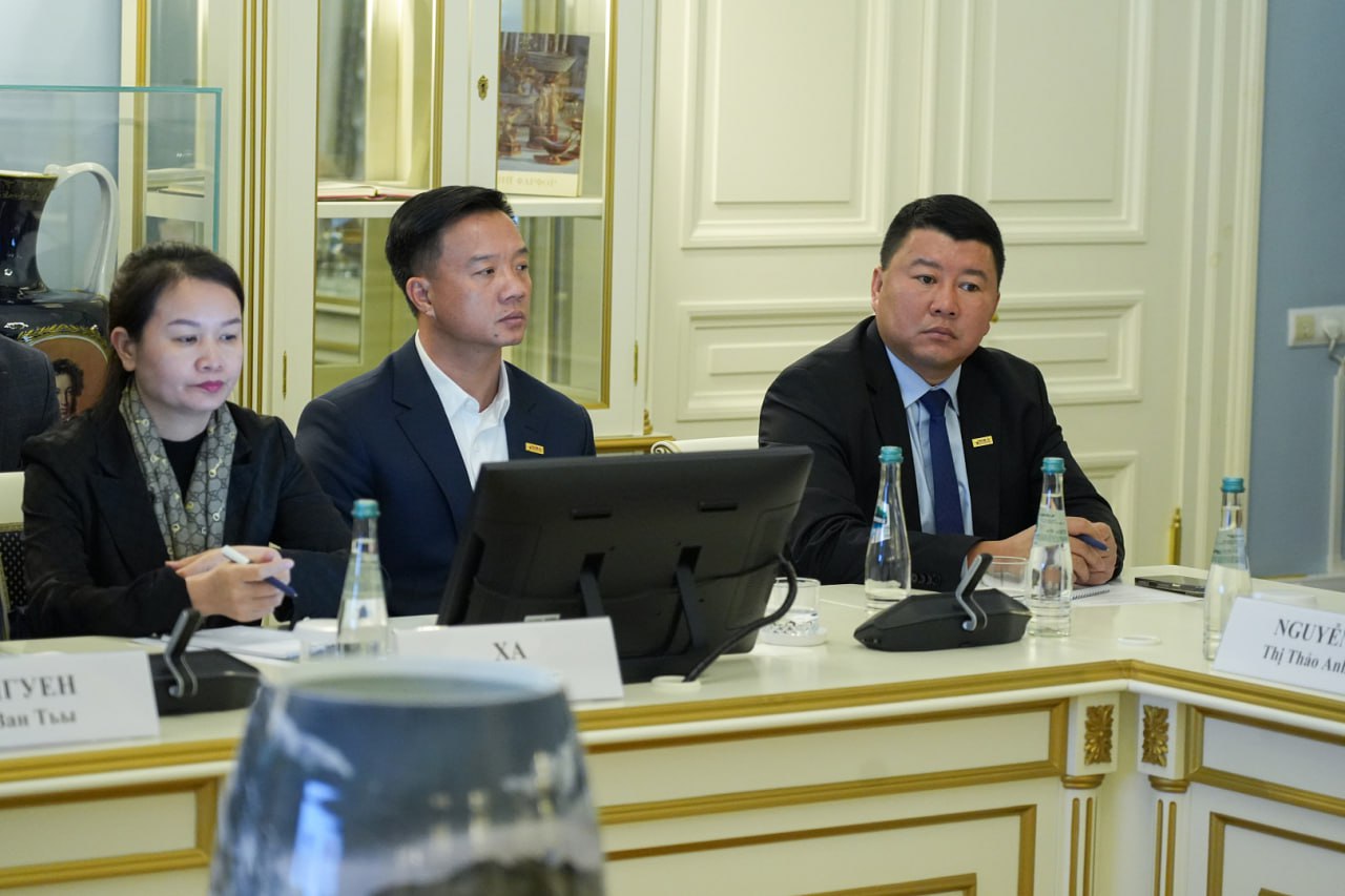 В Мариинском дворце вице-спикер Законодательного Собрания Николай Бондаренко и депутат Ирина Иванова встретились с делегацией вьетнамской провинции Тханьхоа во главе с секретарём партийного комитета, членом ЦК Компартии... В Мариинском дворце вице-спикер Законодательного Собрания Николай Бондаренко и депутат Ирина Иванова встретились с делегацией вьетнамской провинции Тханьхоа во главе с секретарём партийного комитета, членом ЦК Компартии...