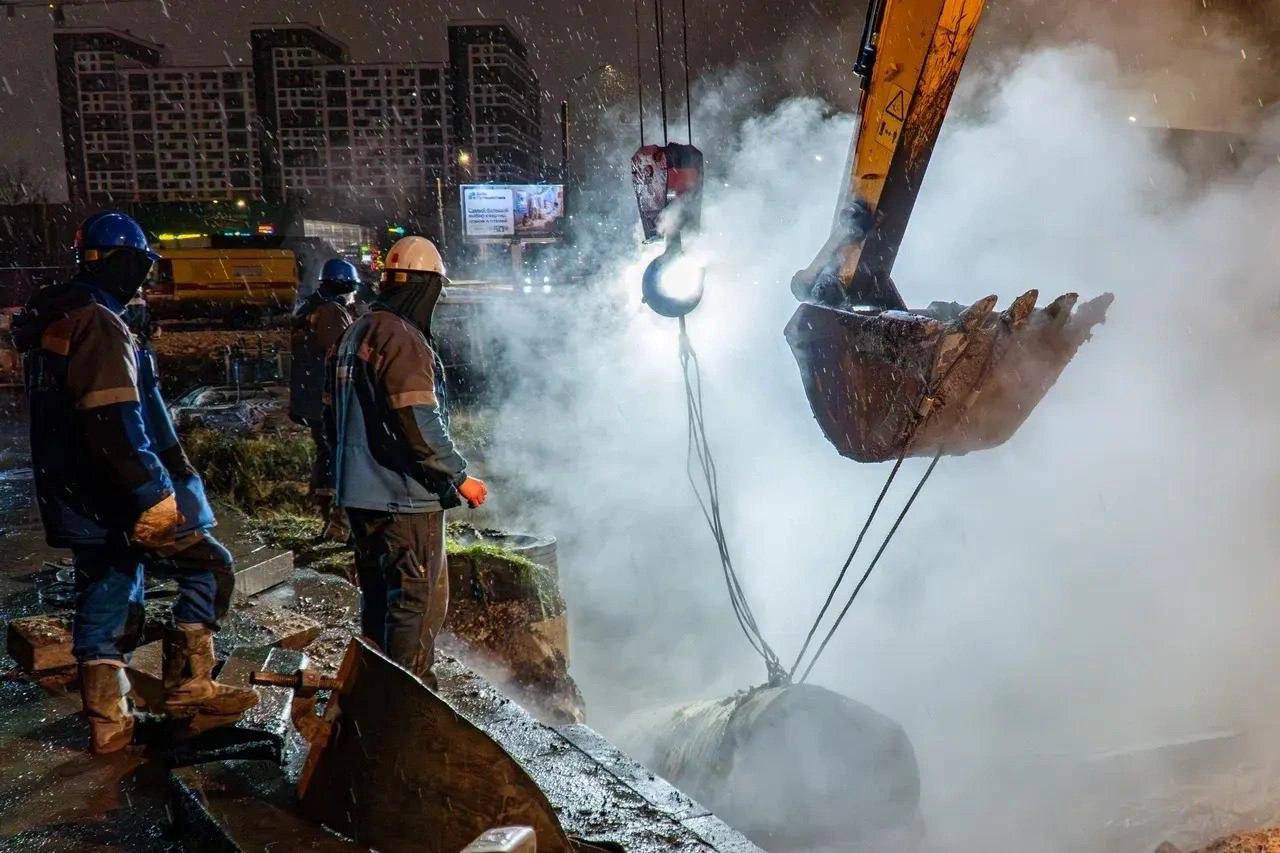 Теплопровод на Большевиков обновили — тепло скоро вернется Теплопровод на Большевиков обновили — тепло скоро вернется