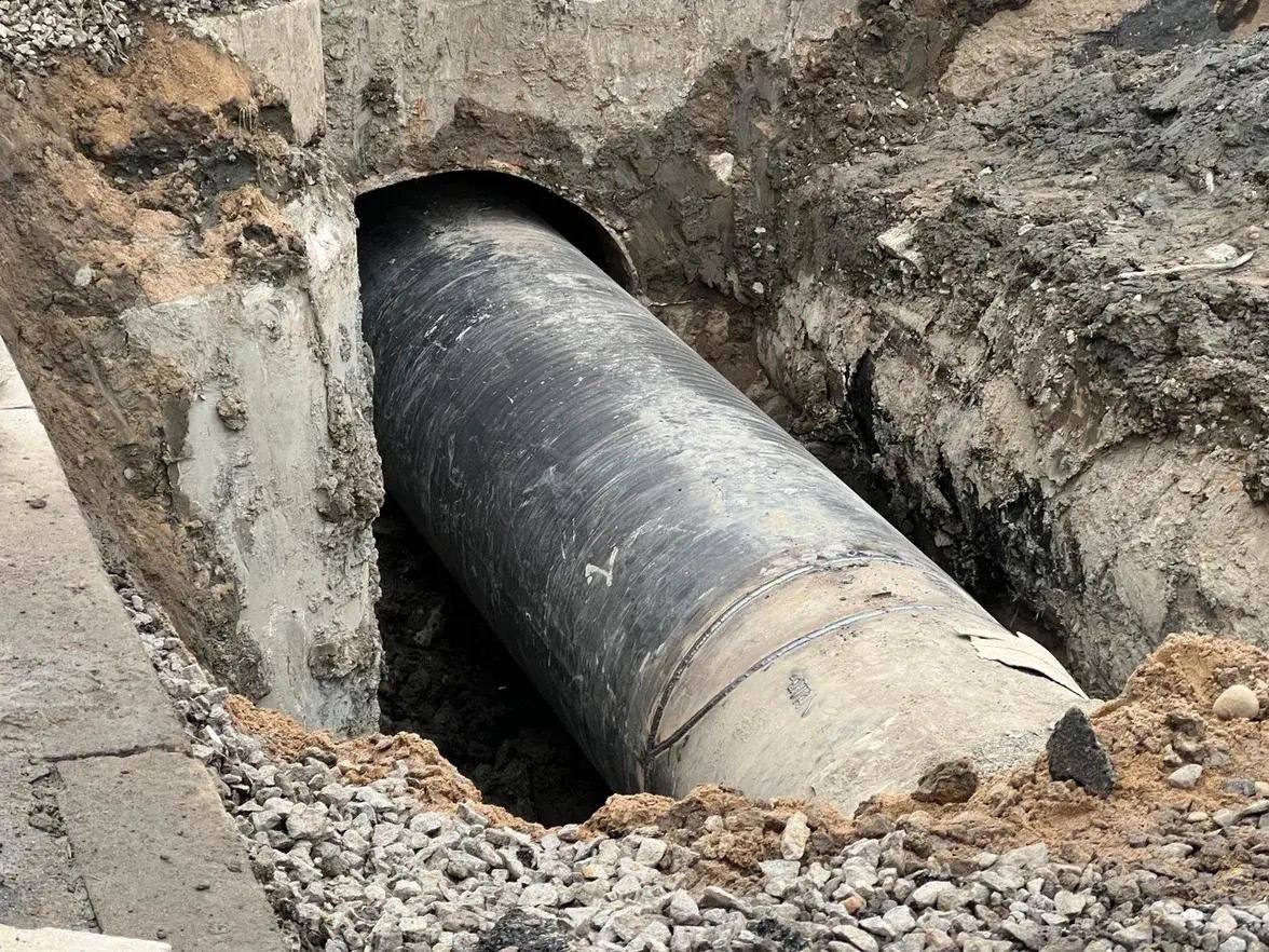 Теплопровод на Большевиков обновили — тепло скоро вернется