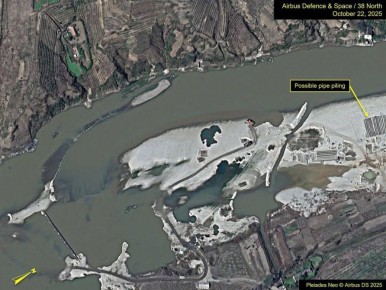 Питер Маковски, Джек Лю и Илиана Рагноне из издания «38 North» опубликовали свои выводы о том, что в 2025 году Северная Корея сделала упор на быстрое расширение и модернизацию Ядерного научно-исследовательского центра в...