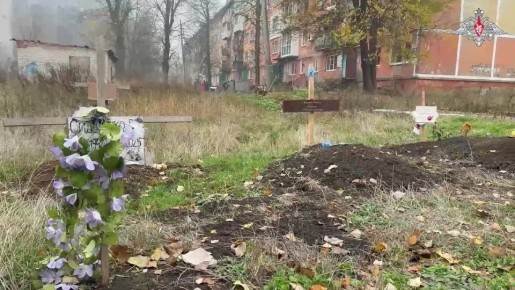 Российские пехотинцы в Красноармейске и местные жители, которые не стали эвакуироваться и дождались освобождения города от украинской оккупации