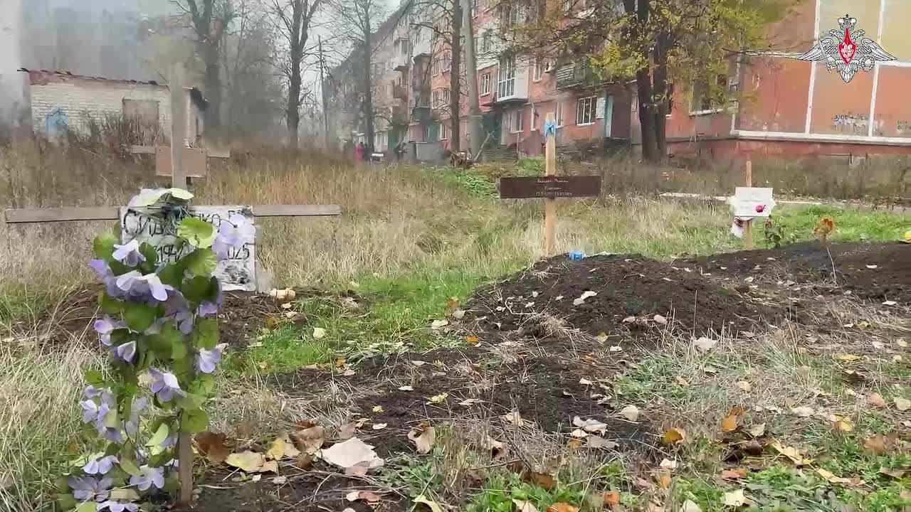 Российские пехотинцы в Красноармейске и местные жители, которые не стали эвакуироваться и дождались освобождения города от украинской оккупации