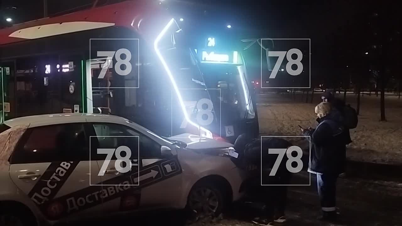 Возле станции метро «Рыбацкое» трамвай столкнулся с автомобилем службы доставки