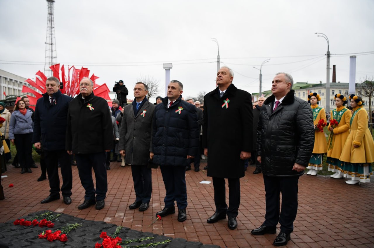 Владимир Мединский: Как и обещал, РВИО установило памятник К.Рокоссовскому в Гомеле. Маршал командует Парадом Победы Владимир Мединский: Как и обещал, РВИО установило памятник К.Рокоссовскому в Гомеле. Маршал командует Парадом Победы