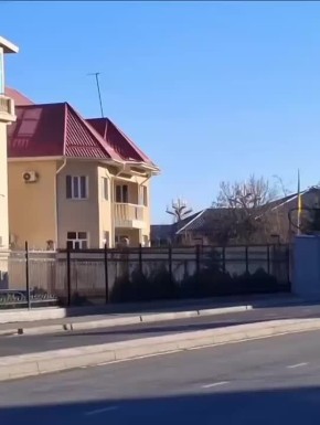 В Бишкеке визит Владимира Путина сопроводился установкой большого экрана перед посольством Украины, который скрыл и здание, и жовто-блакитную тряпочку