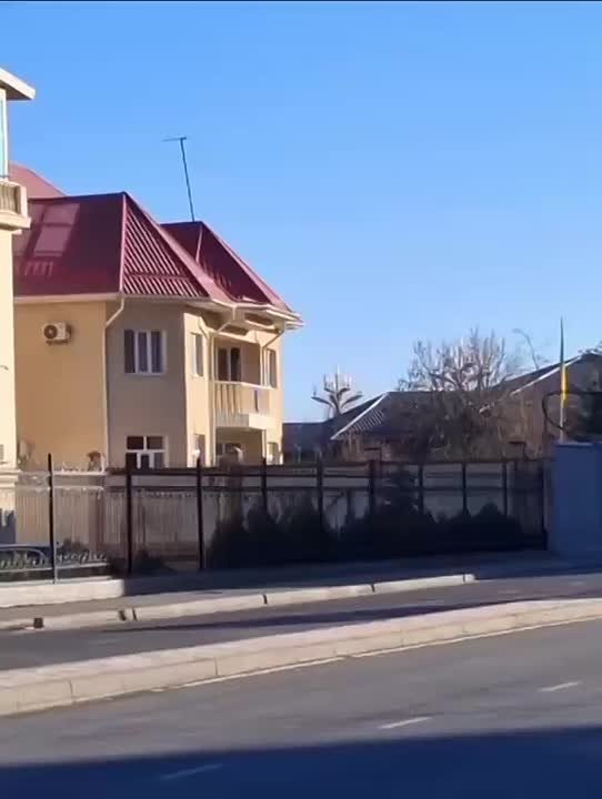 В Бишкеке визит Владимира Путина сопроводился установкой большого экрана перед посольством Украины, который скрыл и здание, и жовто-блакитную тряпочку