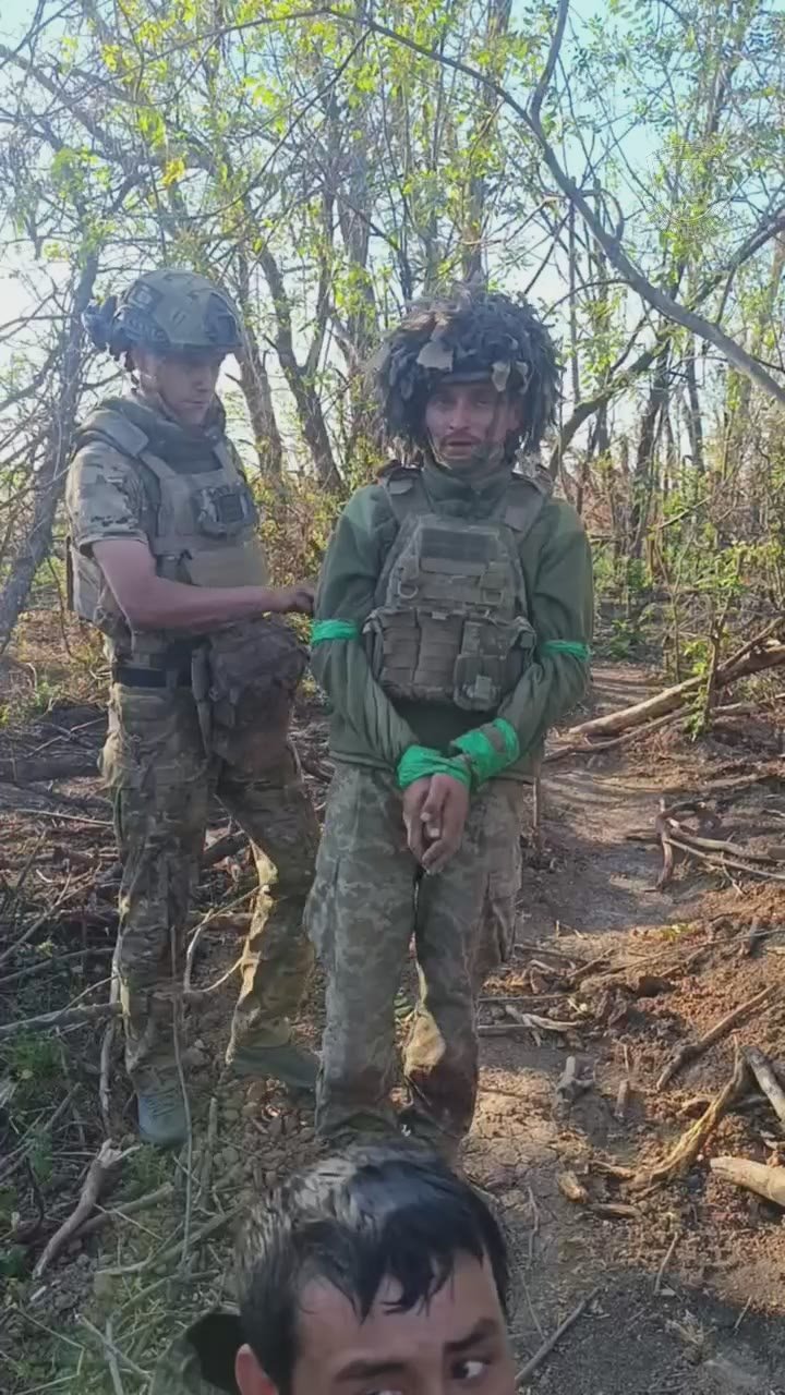 История о том как наш пленный боец, взял в плен ВСУшника