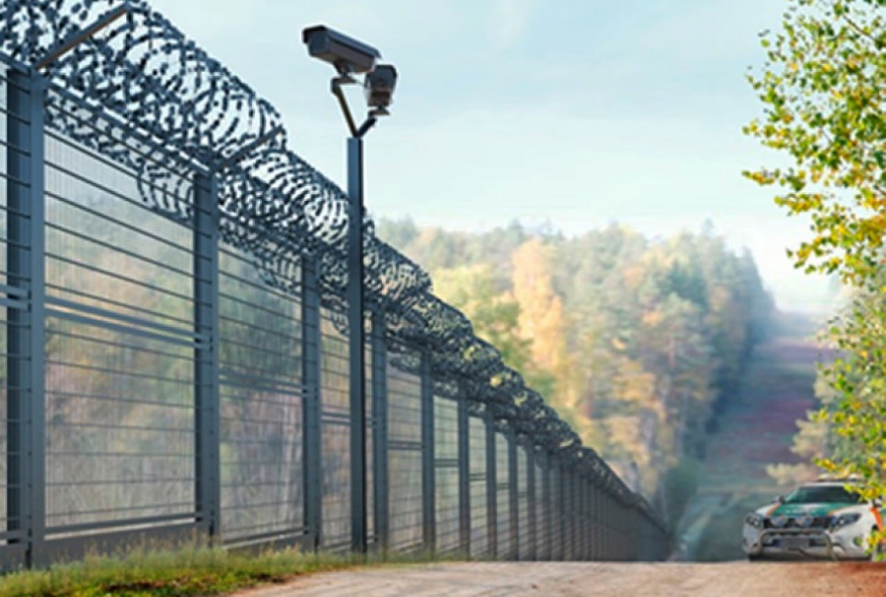 Страны мира всё чаще разделяют стены, но лишь одну страну ими обносят полностью