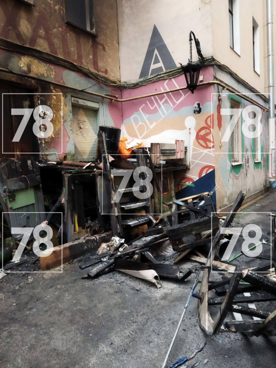 «Двор Нельсона» на Петроградской стороне сожгли — уличного художника спасла собака «Двор Нельсона» на Петроградской стороне сожгли — уличного художника спасла собака