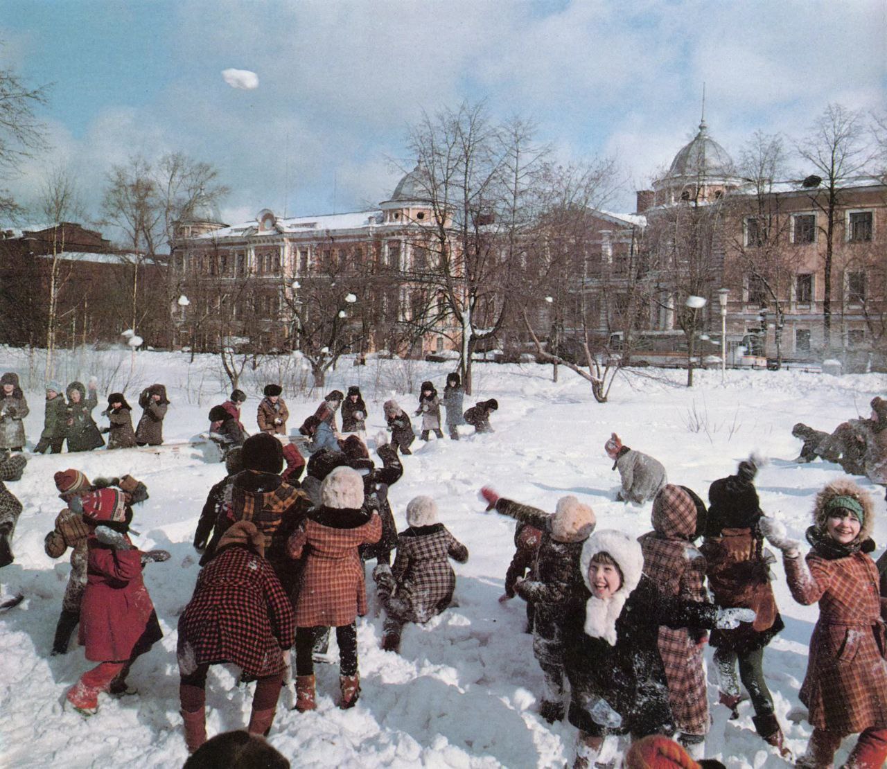 Помните, с каким нетерпением мы в детстве ждали зиму с ее пушистым белым снегом, трескучим морозом, санками и снеговиками? Но лучшим развлечением была игра в снежки