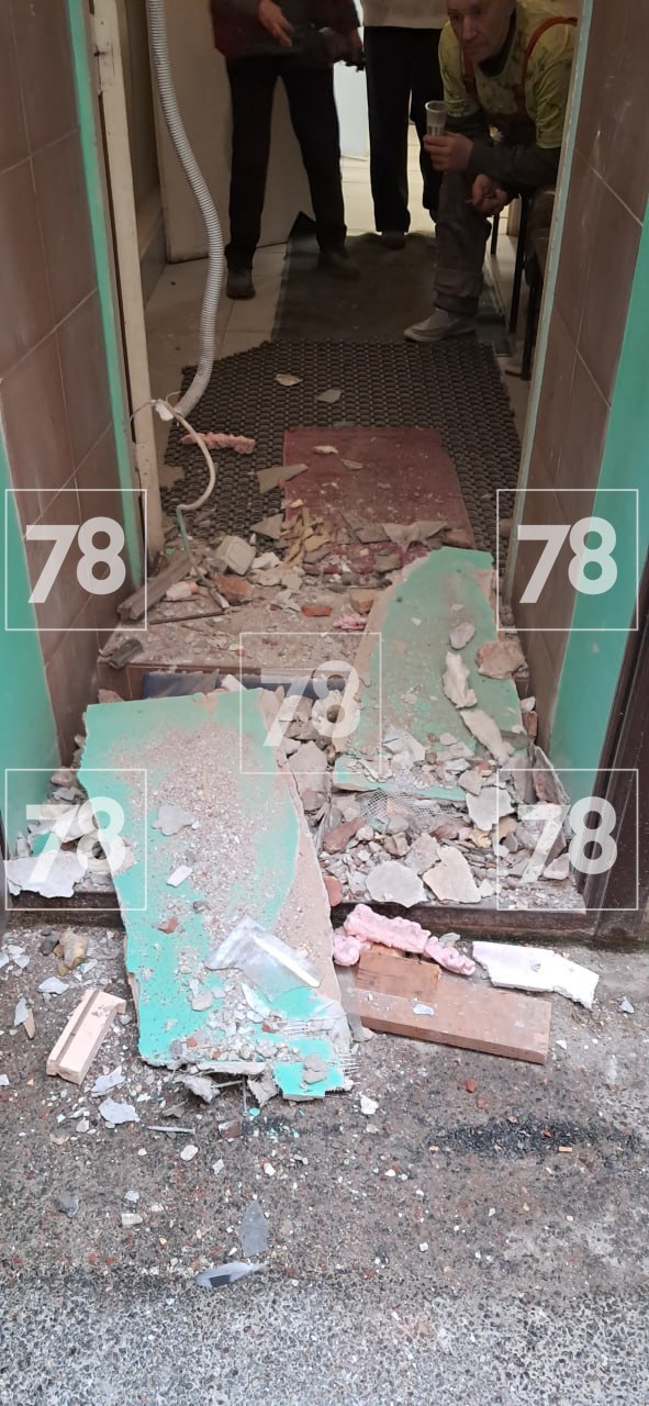 Упали не только обломки, но и мужчина, работавший этажом выше: в частной школе в Адмиралтейском районе рухнул потолок Упали не только обломки, но и мужчина, работавший этажом выше: в частной школе в Адмиралтейском районе рухнул потолок