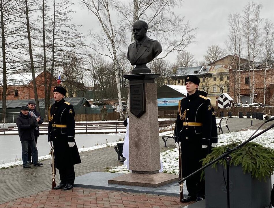 Константин Затулин: В Кронштадте открыли бюст адмиралу флота И.С. Исакову Константин Затулин: В Кронштадте открыли бюст адмиралу флота И.С. Исакову